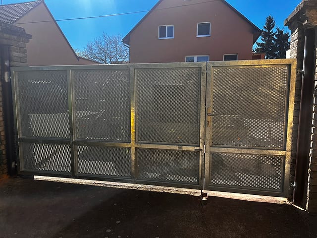 Antracitová posuvná brána na míru