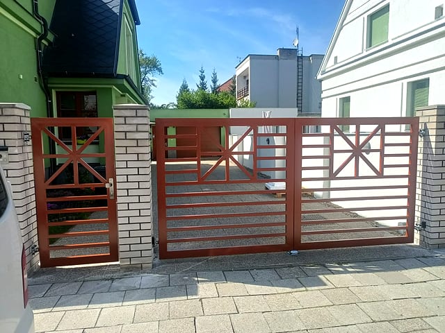 Brána na míru s dřevěným vzhledem