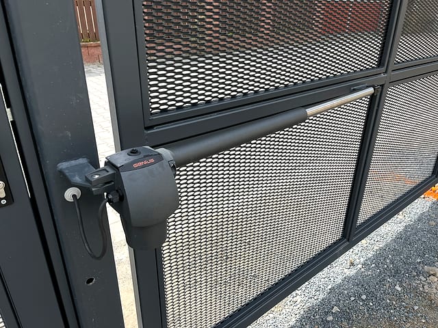Detail pohonu a motoru křídlové brány