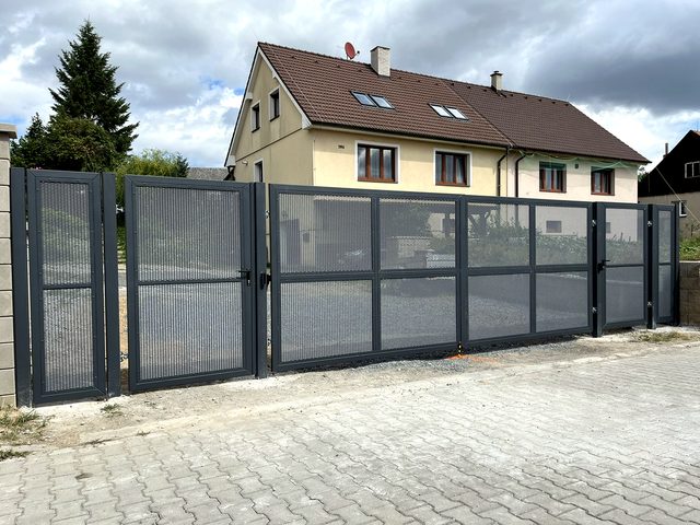 Křídlová brána pro rodinný dům po montáži