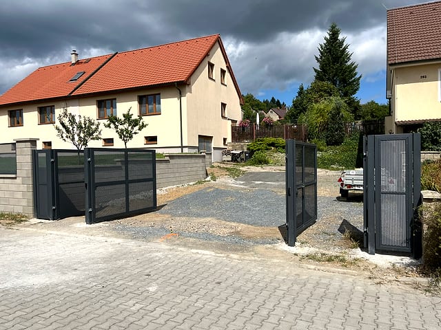 Ukázka moderní křídlové brány u rodinného domu