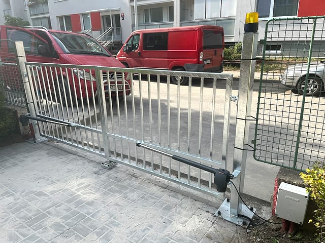 Posuvná brána s motorem po montáži