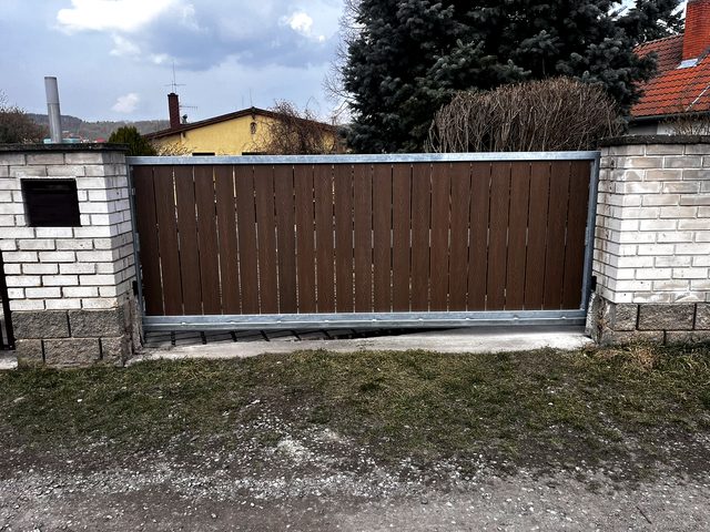 Posuvná brána s pohonem po montáži