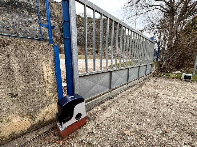 Servis pohonu posuvné brány u vjezdu